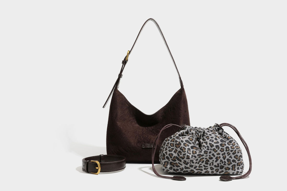 Dunkelbraune, weich fallende Hobo-Schultertasche mit strukturierter Oberfläche in Velourslederoptik, glatten Besätzen in Lederoptik und Details in Antikgoldoptik