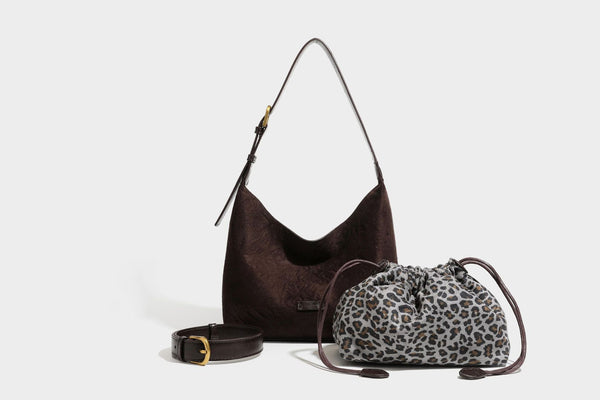 Dunkelbraune, weich fallende Hobo-Schultertasche mit strukturierter Oberfläche in Velourslederoptik, glatten Besätzen in Lederoptik und Details in Antikgoldoptik