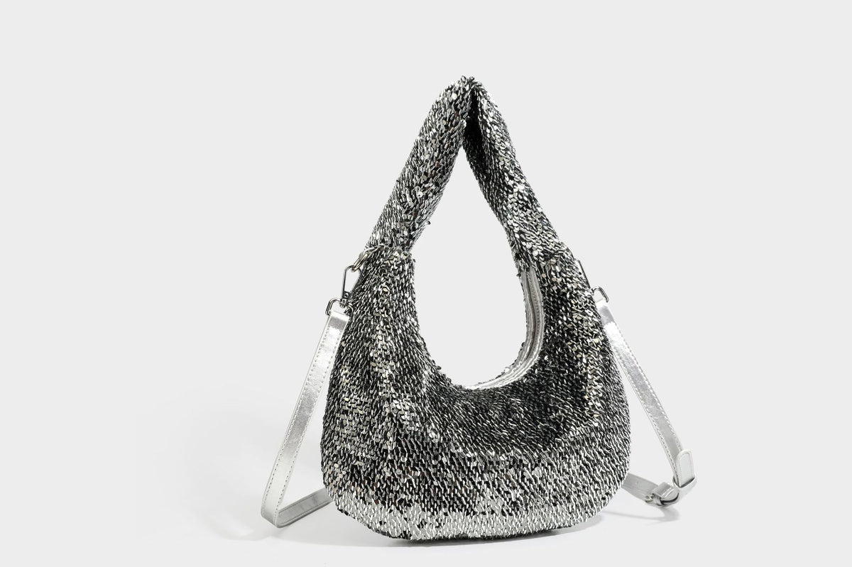 Lässig drapierte, tropfenförmige Hobo-Schultertasche mit durchgehendem Metallic-Paillettenbesatz und silberfarbenen Metalldetails, Detailansicht 38