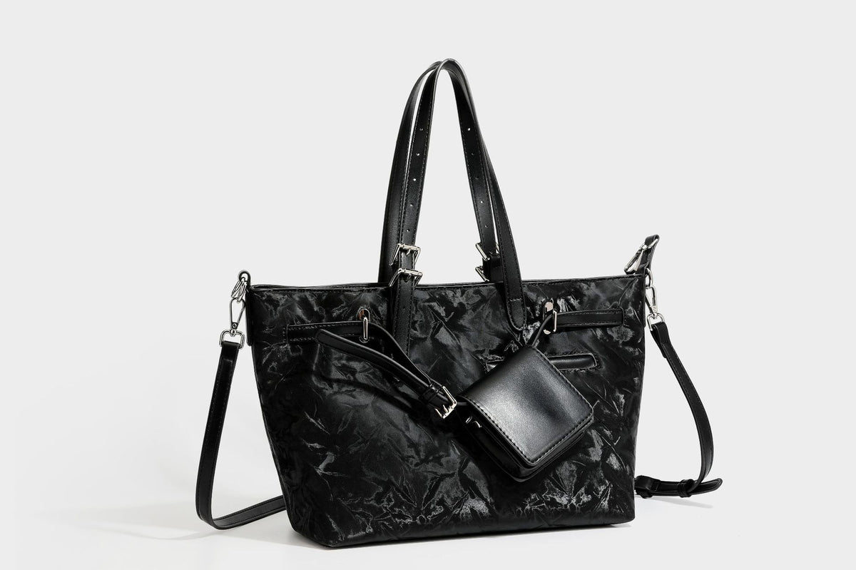 Glänzende, geknautschte Metallic-Tote-Bag mit zwei Tragegriffen oben, abnehmbarem Schulterriemen und abnehmbarer Mini-Reißverschlusstasche in Braun