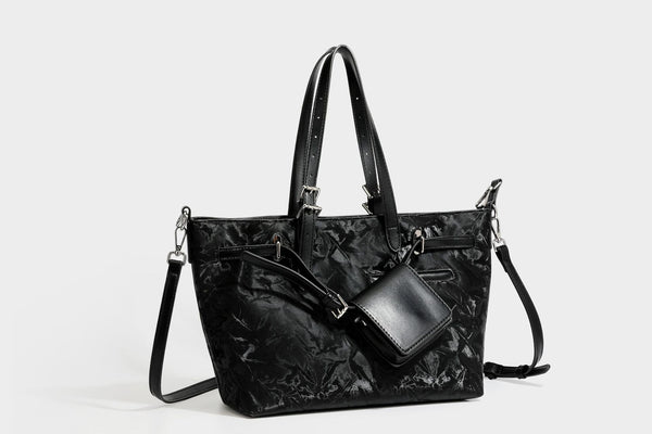Glänzende, geknautschte Metallic-Tote-Bag mit zwei Tragegriffen oben, abnehmbarem Schulterriemen und abnehmbarer Mini-Reißverschlusstasche in Braun