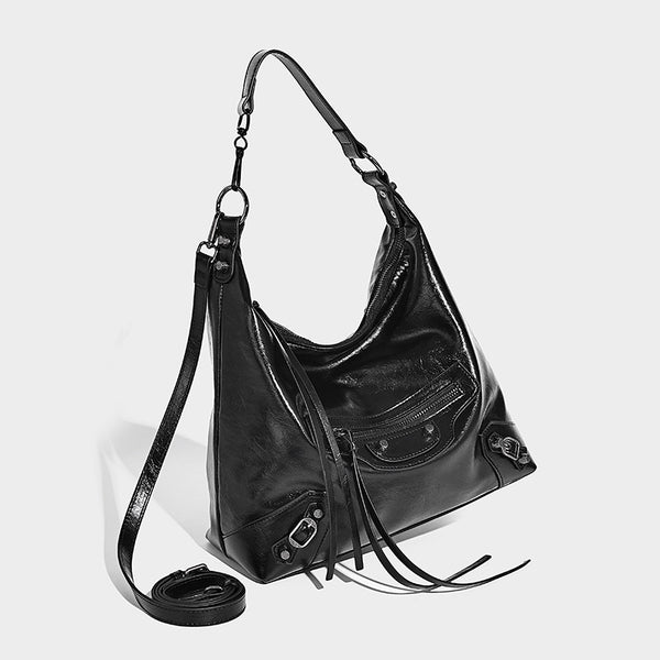 Große, glänzende, geknitterte Hobo-Schultertasche mit dunklen Metallnieten, Reißverschluss, vorderem Reißverschlussfach und verstellbarem Crossbody-Riemen