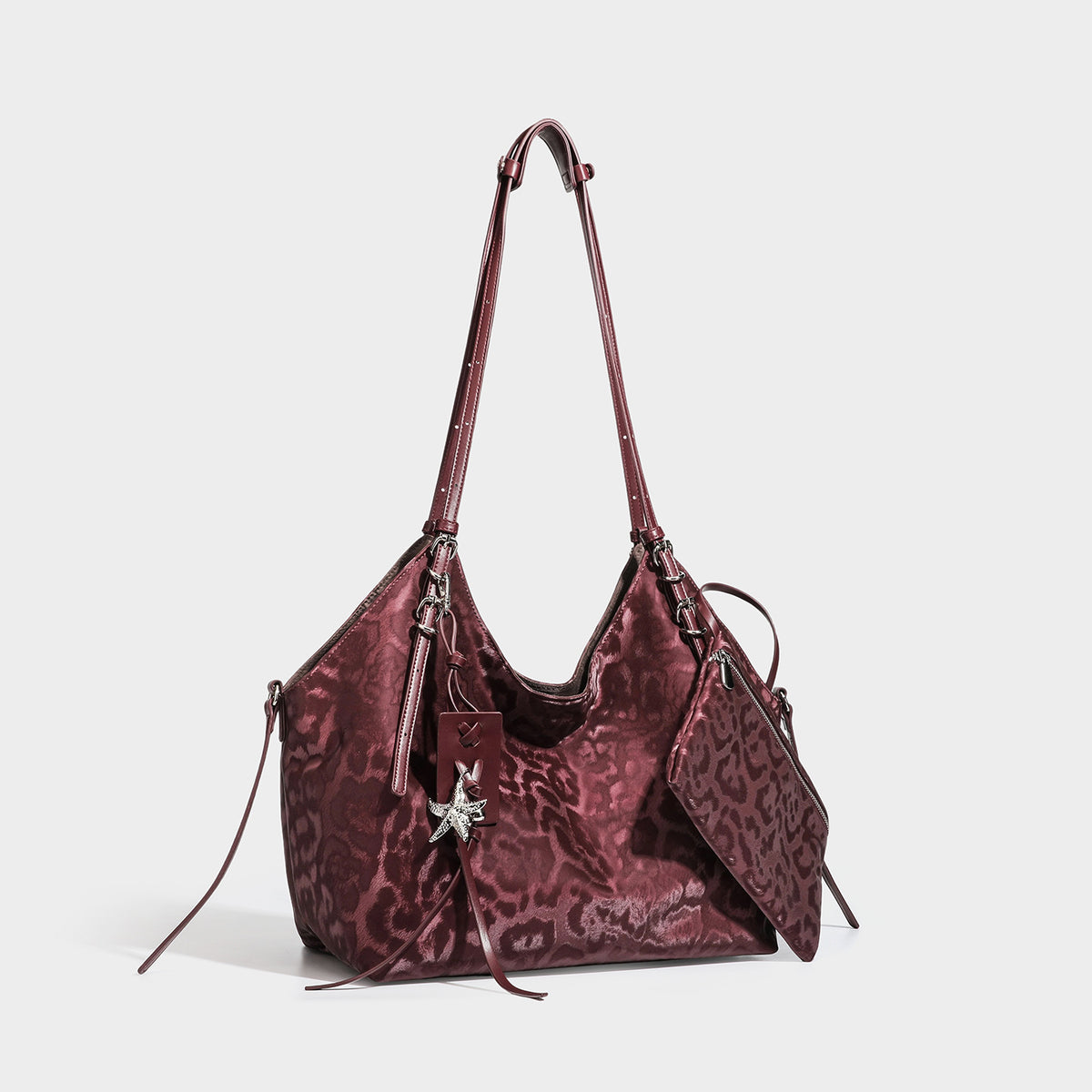 Große, glänzende Hobo-Schultertasche mit Leopardenmuster, abnehmbarem Reißverschluss-Etui und silberfarbenem Seestern-Anhänger, Detailansicht 4