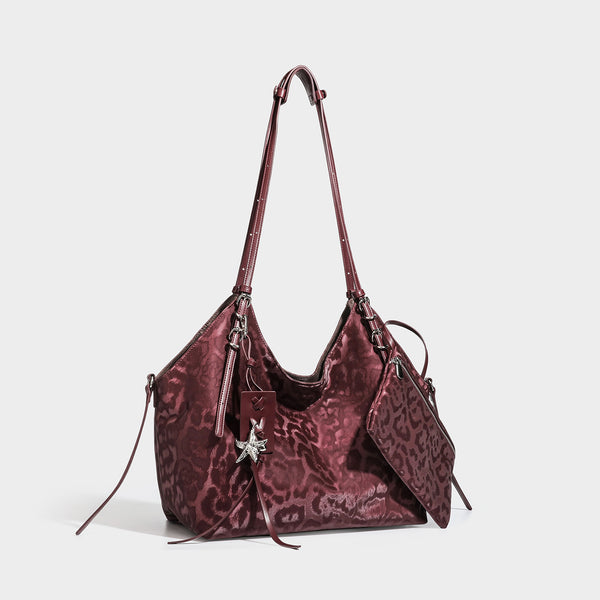 Große, glänzende Hobo-Schultertasche mit Leopardenmuster, abnehmbarem Reißverschluss-Etui und silberfarbenem Seestern-Anhänger, Detailansicht 4