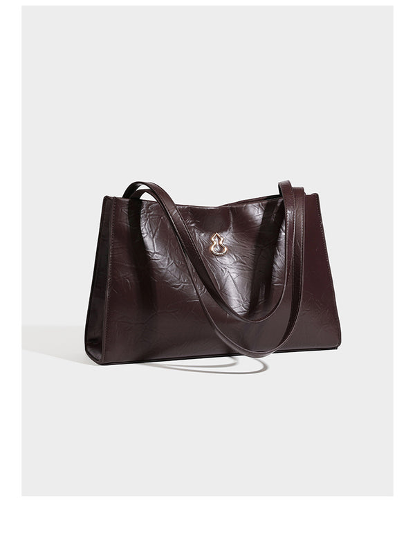 Strukturierte, rechteckige Tote-Schultertasche mit glänzender, geknautschter Lederoptik, langen Doppelriemen und goldfarbenem Emblem