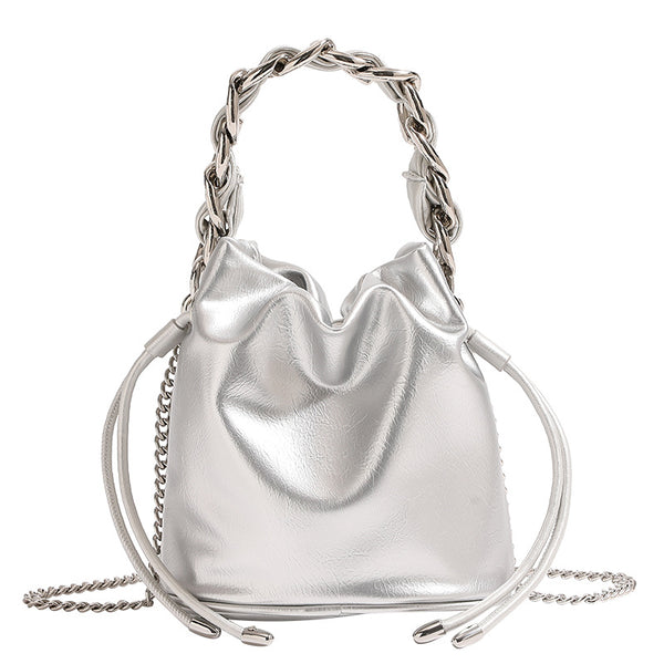 Kleine Beuteltasche mit Raffungen, Kordelzug, kurzem, grob geflochtenem Kettenhenkel und feingliedrigem Crossbody-Träger, Detailansicht 5