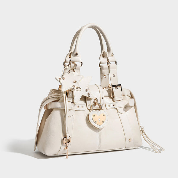 Strukturierte Boston-Henkeltasche in Espressobraun mit herzförmigem goldfarbenem Vorhängeschloss, Sternanhänger, Schnallenriemen, Nieten und zwei Henkeln oben