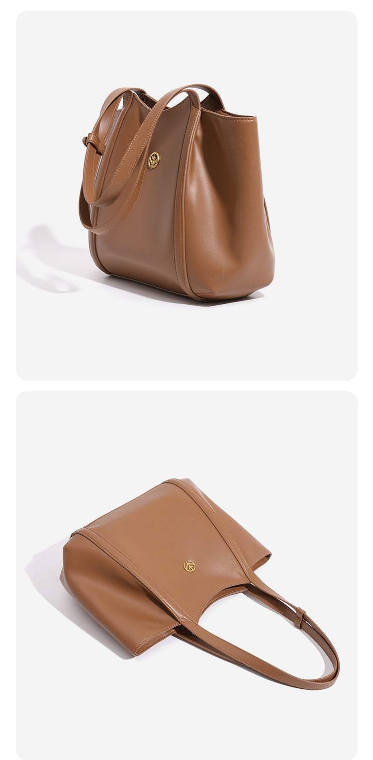 Strukturierte Tote-Bag in Lederoptik mit offenem Taschenabschluss, langen Schulterriemen und goldfarbenen runden Emblem-Details, Detailansicht 9