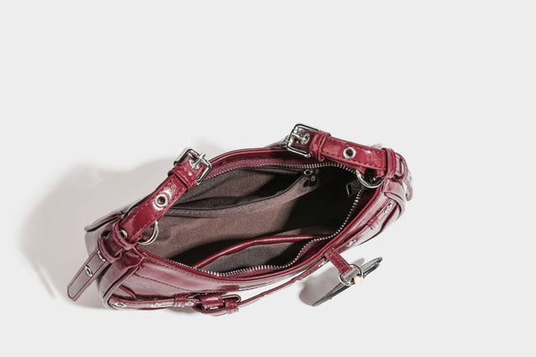 Kompakte, halbmondförmige Schultertasche in glänzender Lederoptik mit silbernem Ösen-Schnallenriemen und Leopardenmuster