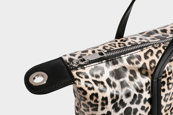Shopper in glänzender Lederoptik mit Leopardenprint, schwarzem Besatz, Reißverschluss oben und zwei Schulterriemen, Detailansicht 41