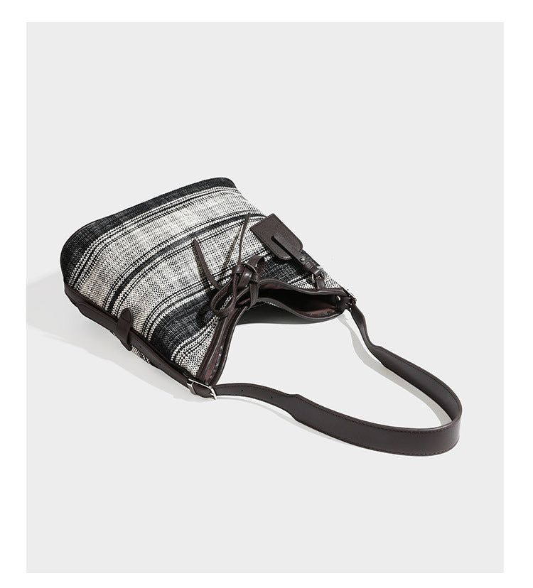 Schwarz-weiße karierte Hobo-Schultertasche mit dunkelbraunen Besätzen in Lederoptik, Kordelzugverschluss und langem, verstellbarem