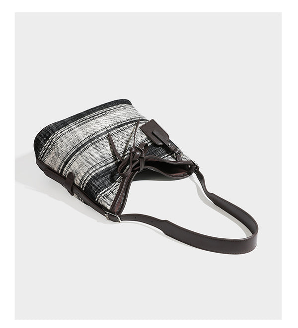 Schwarz-weiße karierte Hobo-Schultertasche mit dunkelbraunen Besätzen in Lederoptik, Kordelzugverschluss und langem, verstellbarem