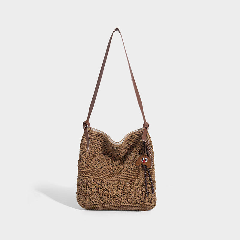 Weich fallende, gewebte Häkeltasche mit verstellbarem Riemen in Cognac mit Lederoptik und Druckknopfverschluss, Detailansicht 6