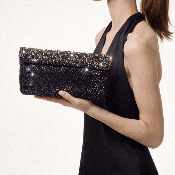 Mit Kristallen verzierte Foldover-Clutch mit Umschlagklappe und abnehmbarem Kettenriemen, Detailansicht 2