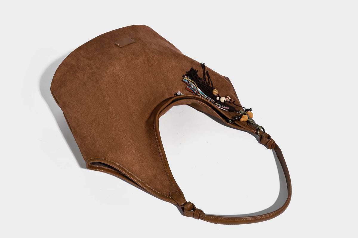 Lässig fallende Hobo-Schultertasche in matter Velourslederoptik mit offenem oberen Abschluss und optionalem Quasten- und Perlenanhänger, Detailansicht 22