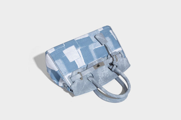 Strukturierte Patchwork-Henkeltasche mit zwei Tragegriffen, Klappverschluss mit Drehverschluss und silberfarbenen Beschlägen, Detailansicht 29