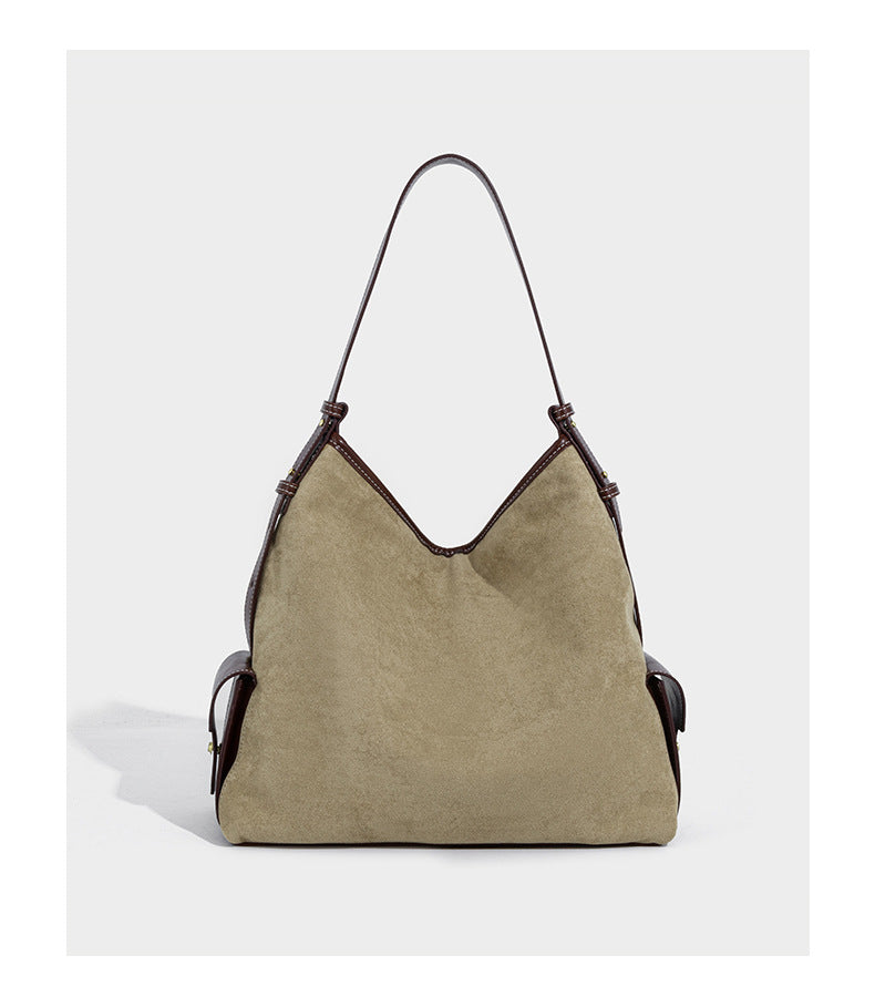 Lässig fallende Hobo-Schultertasche in Khaki aus mattem Material in Wildlederoptik mit dunkelbraunem Besatz in Lederoptik, Quastenanhänger mit Perlen und seitlicher Klappe, Detailansicht