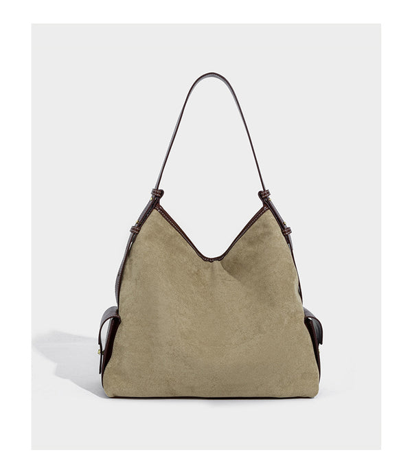 Lässig fallende Hobo-Schultertasche in Khaki aus mattem Material in Wildlederoptik mit dunkelbraunem Besatz in Lederoptik, Quastenanhänger mit Perlen und seitlicher Klappe, Detailansicht