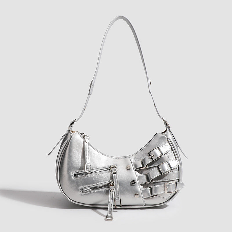 Glänzende schwarze Crescent-Hobo-Schultertasche mit übereinander angeordneten Gürtelschnallen, silberfarbenen Nieten und zwei vorderen Reißverschlusstaschen, Detailansicht 7