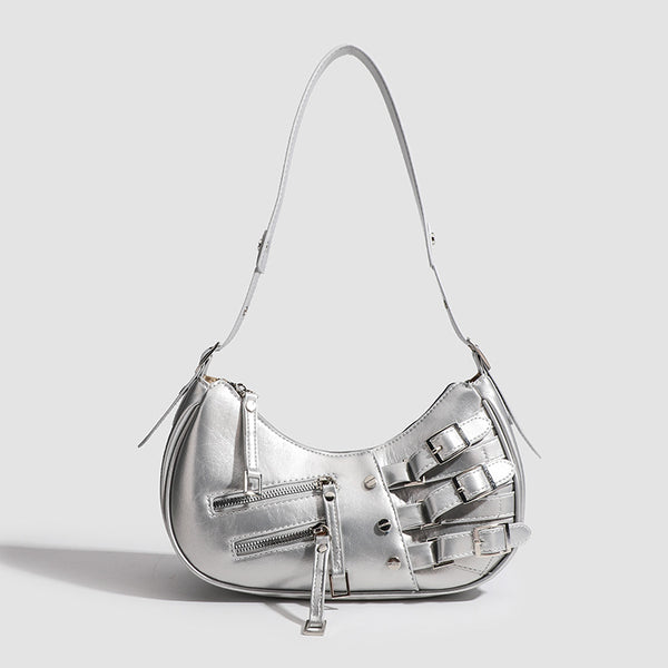 Glänzende schwarze Crescent-Hobo-Schultertasche mit übereinander angeordneten Gürtelschnallen, silberfarbenen Nieten und zwei vorderen Reißverschlusstaschen, Detailansicht 7
