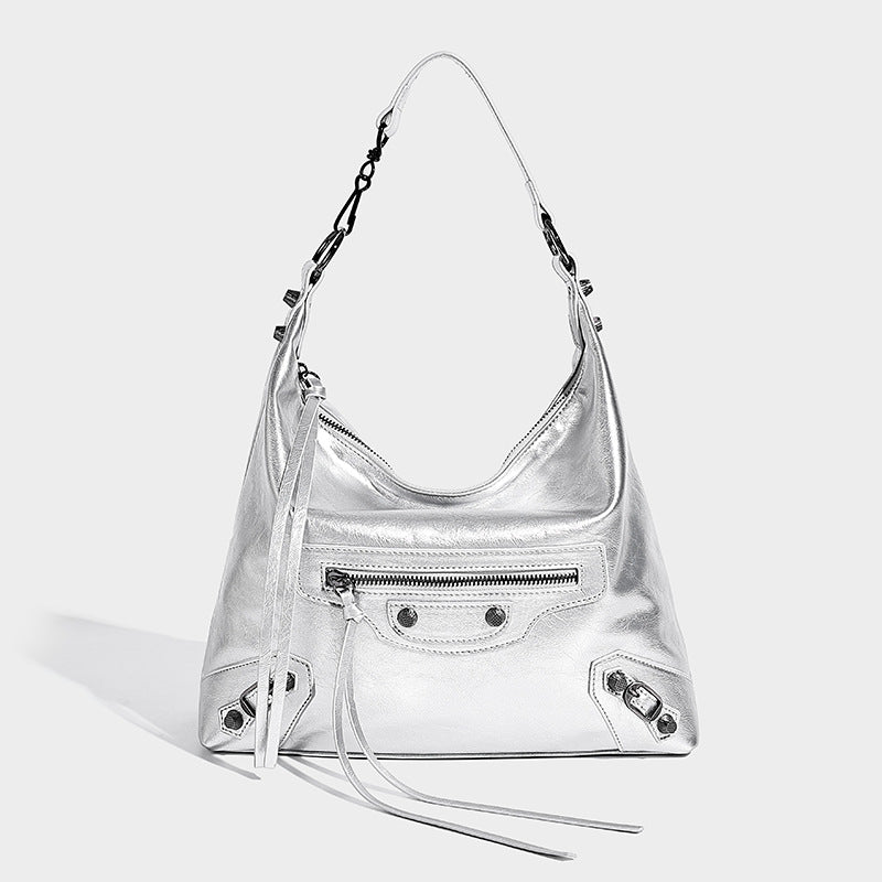 Große, glänzende, geknitterte Hobo-Schultertasche mit dunklen Metallnieten, Reißverschluss, vorderem Reißverschlussfach und verstellbarem Crossbody-Riemen