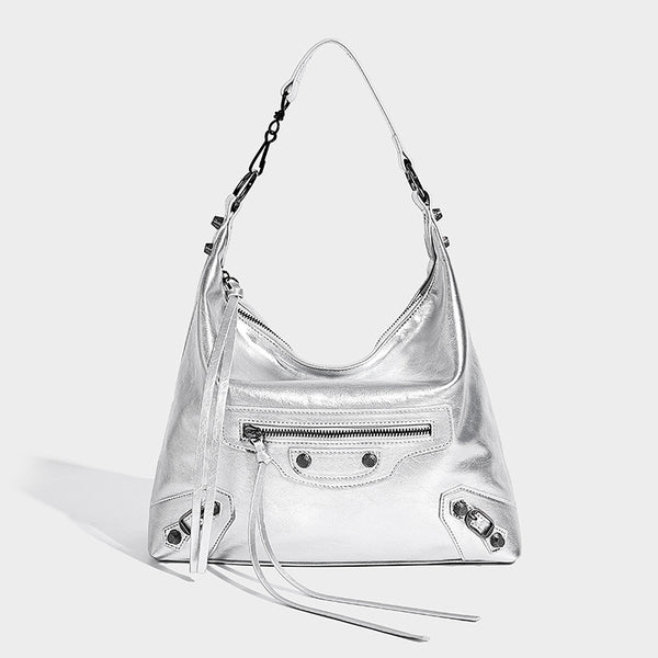 Große, glänzende, geknitterte Hobo-Schultertasche mit dunklen Metallnieten, Reißverschluss, vorderem Reißverschlussfach und verstellbarem Crossbody-Riemen