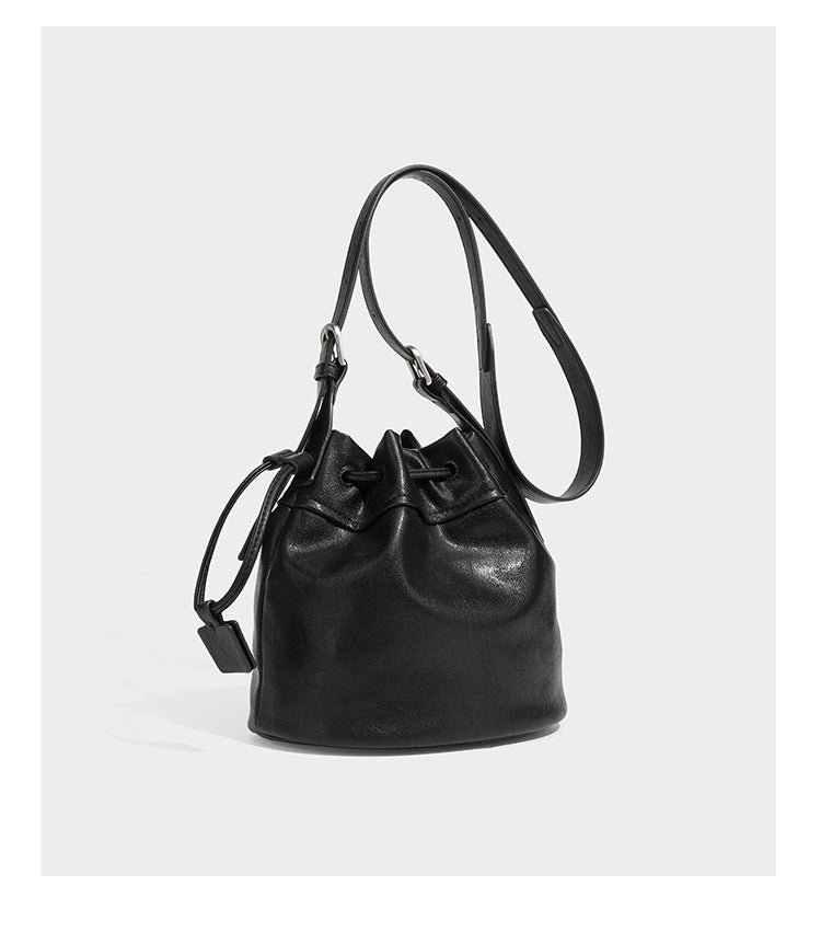 Kleine dunkelbraune Beuteltasche mit Kordelzug, langem verstellbarem Crossbody-Riemen und silberfarbenen Beschlägen, Detailansicht 19