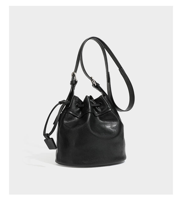 Kleine dunkelbraune Beuteltasche mit Kordelzug, langem verstellbarem Crossbody-Riemen und silberfarbenen Beschlägen, Detailansicht 19