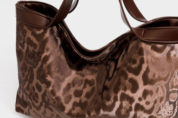 Glänzende Tote-Bag mit Leopardenmuster, dunkelbraunem Besatz in Lederoptik und zwei Tragegriffen, Detailansicht 24