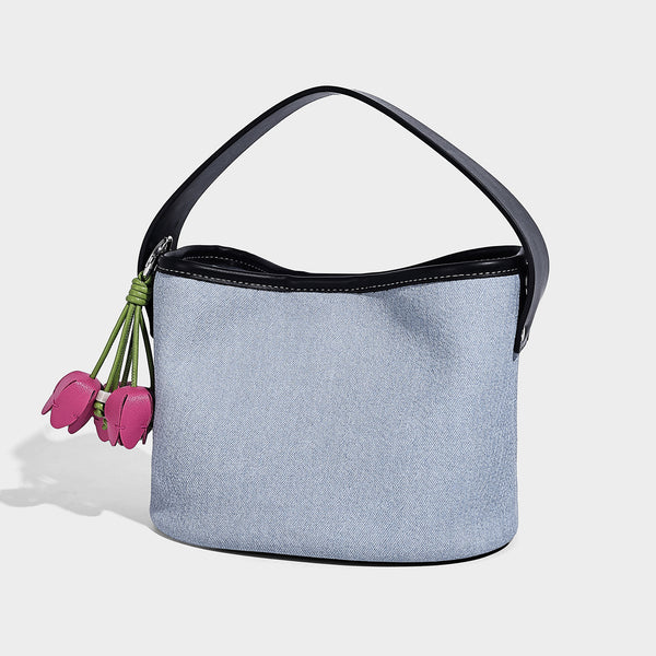 Hellblaue Denim-Bucket-Bag mit schwarzem Besatz in Lederoptik, silberfarbenen Beschlägen, kurzem Henkel und langem verstellbarem Crossbody-Riemen