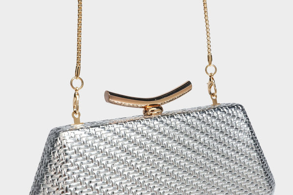 Kleine, strukturierte Clutch aus metallischem Flechtmaterial mit goldfarbenem Bügelverschluss und abnehmbarem Kettenriemen, Detailansicht 36