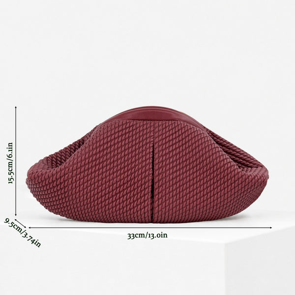 Abgerundete Clutch mit gewebter Struktur, glattem kontrastierendem Besatz und Reißverschluss in tiefem Burgunderrot, Detailansicht 2