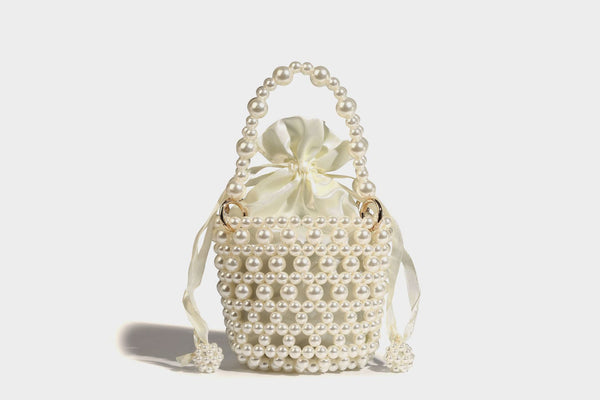 Elfenbeinfarbene Mini-Bucket-Bag aus Kunstperlen mit Satin-Innenbereich und Zugband, goldfarbenen Ringbeschlägen und gewölbtem Perlenhenkel an der Oberseite