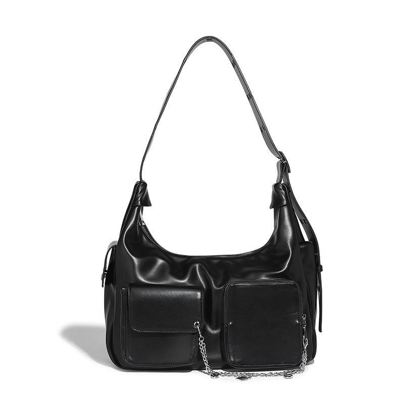 Lässig fallende Hobo-Schultertasche mit glänzender Lederoptik, vorderen Überschlagtaschen, Kettenakzenten und silberfarbenen Nietenbeschlägen