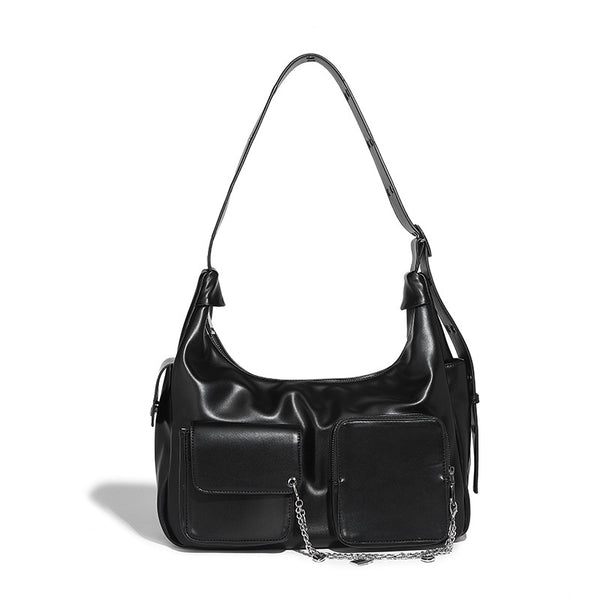 Lässig fallende Hobo-Schultertasche mit glänzender Lederoptik, vorderen Überschlagtaschen, Kettenakzenten und silberfarbenen Nietenbeschlägen