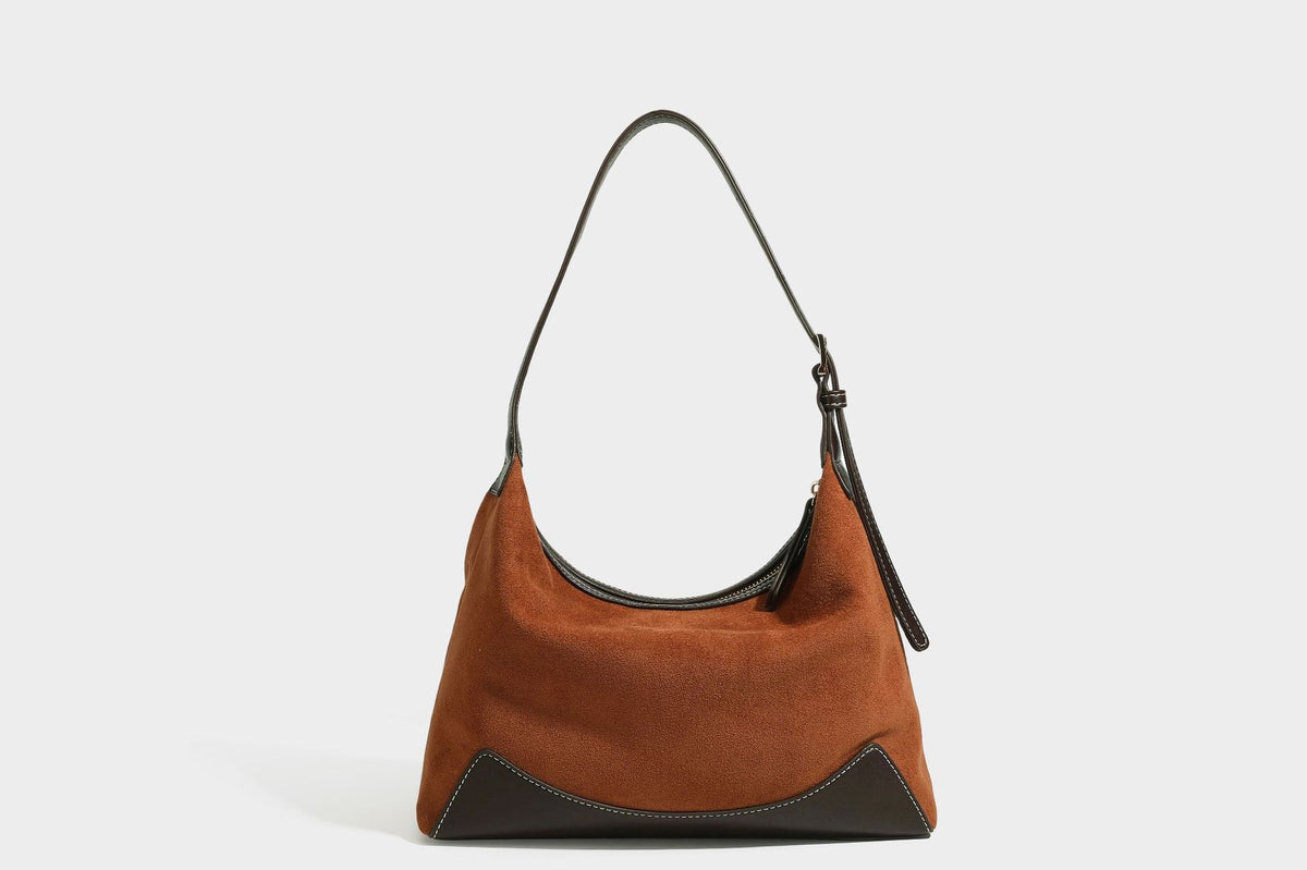 Lässig fallende Hobo-Schultertasche in warmem Braun mit dunkler Kontrastverzierung in Lederoptik, geschwungenem Reißverschluss und langem, detail