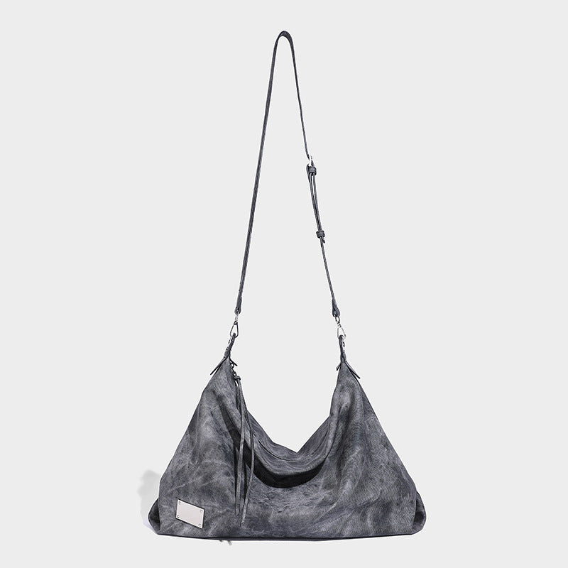Große, lässig fallende Hobo-Schultertasche mit gewaschener, matter Struktur, Reißverschluss oben, silberfarbenen Beschlägen und langem, detail