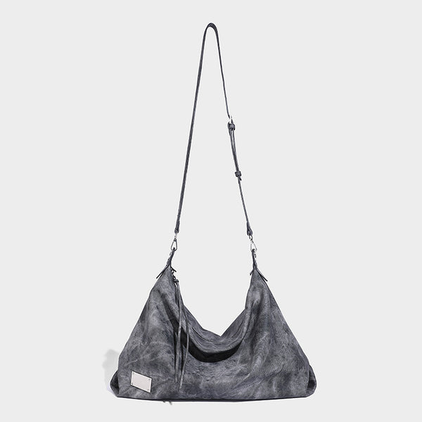 Große, lässig fallende Hobo-Schultertasche mit gewaschener, matter Struktur, Reißverschluss oben, silberfarbenen Beschlägen und langem, detail