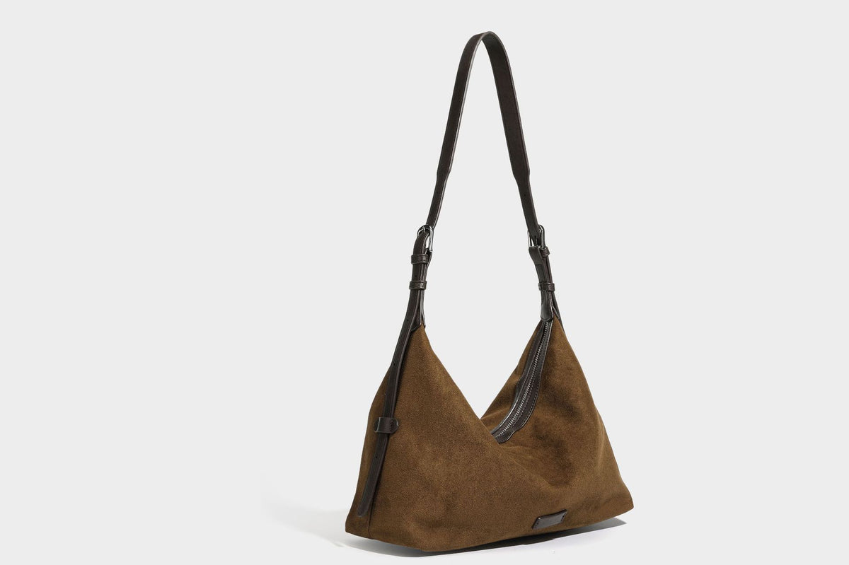 Lässige Hobo-Schultertasche mit matter brauner Wildlederoptik, dunklen glatten Besätzen, Reißverschluss oben und langem, verstellbarem