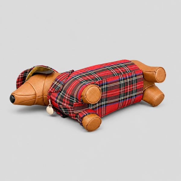 Umhängetasche in Dackelform mit roten Tartan-Einsätzen, hellbrauner genarbter Optik, passender Tartan-Schiebermütze und goldfarbenem