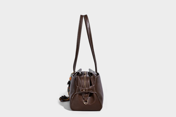 Strukturierte rechteckige Baguette-Schultertasche aus dunkelbraunem Material in glatter Lederoptik mit zwei Riemen und Reißverschluss oben