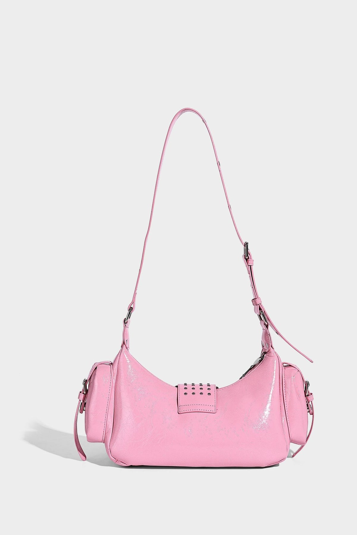 Halbmond-Schultertasche mit Nieten und Gürtelschnallen-Lasche, mehreren Vordertaschen und silberfarbenen Beschlägen, Detailansicht 39