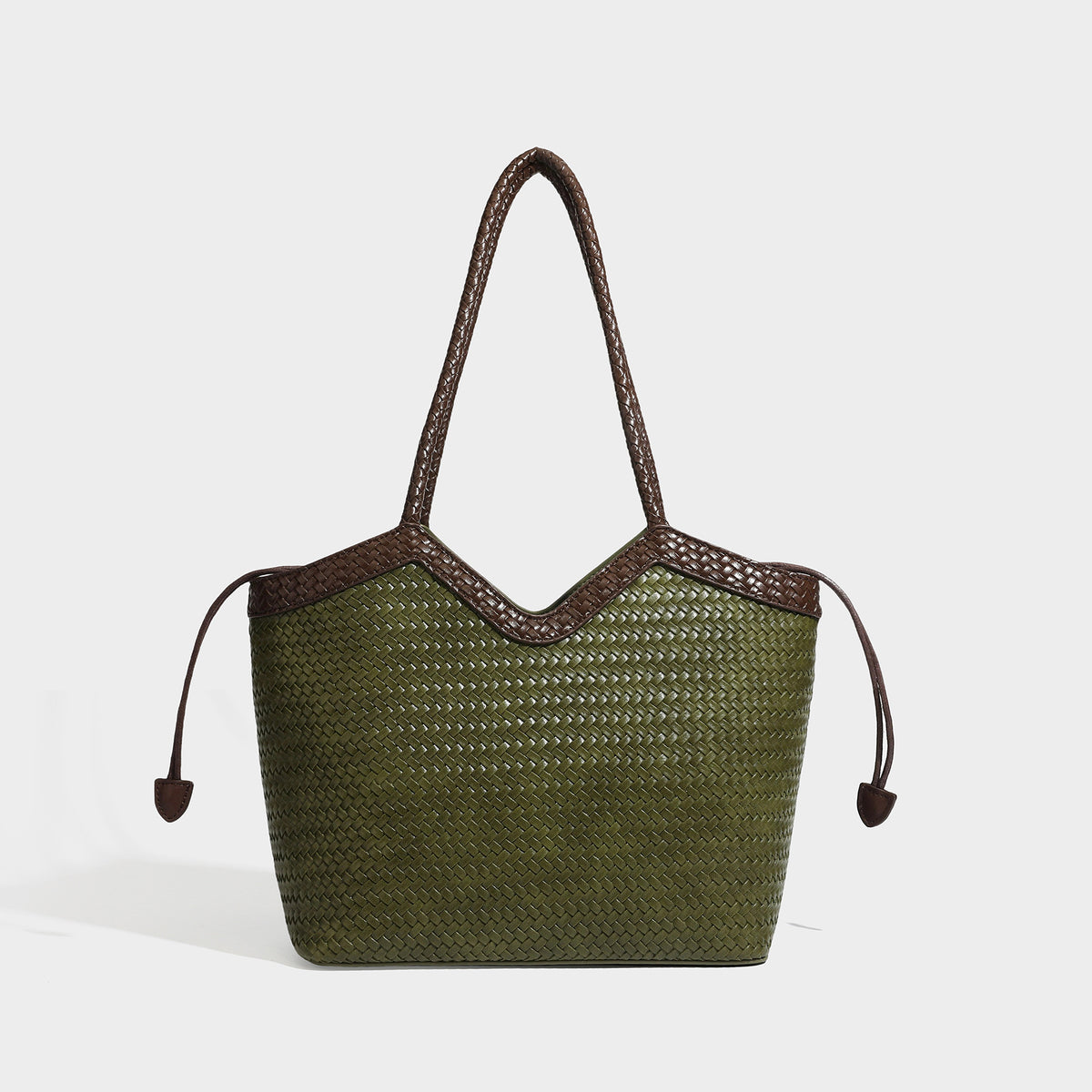 Olivgrüne Tote-Bag in Korbgeflecht-Optik mit dunkelbraunen geflochtenen Schulterriemen, seitlichen Zugbändern und Perlenanhänger in Goldoptik