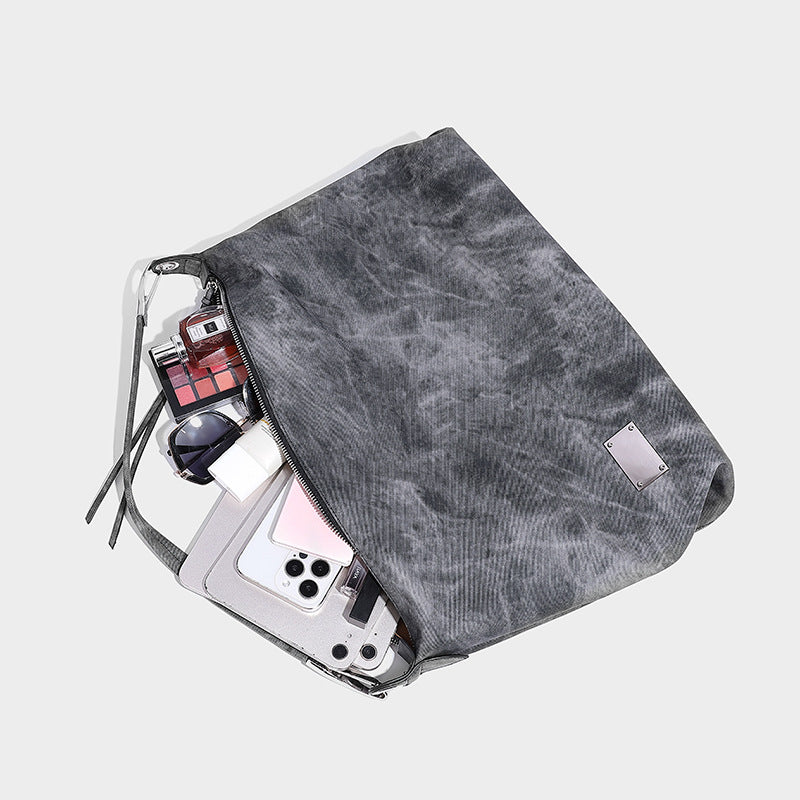 Große, lässig fallende Hobo-Schultertasche mit gewaschener, matter Struktur, Reißverschluss oben, silberfarbenen Beschlägen und langem, detail