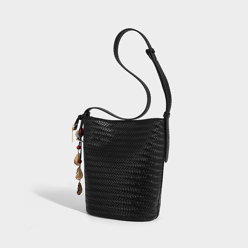 Bucket-Bag in gewebter Lederoptik mit Chevron-Muster, verstellbarem Schulterriemen und goldfarbenem Anhänger, Detailansicht 6
