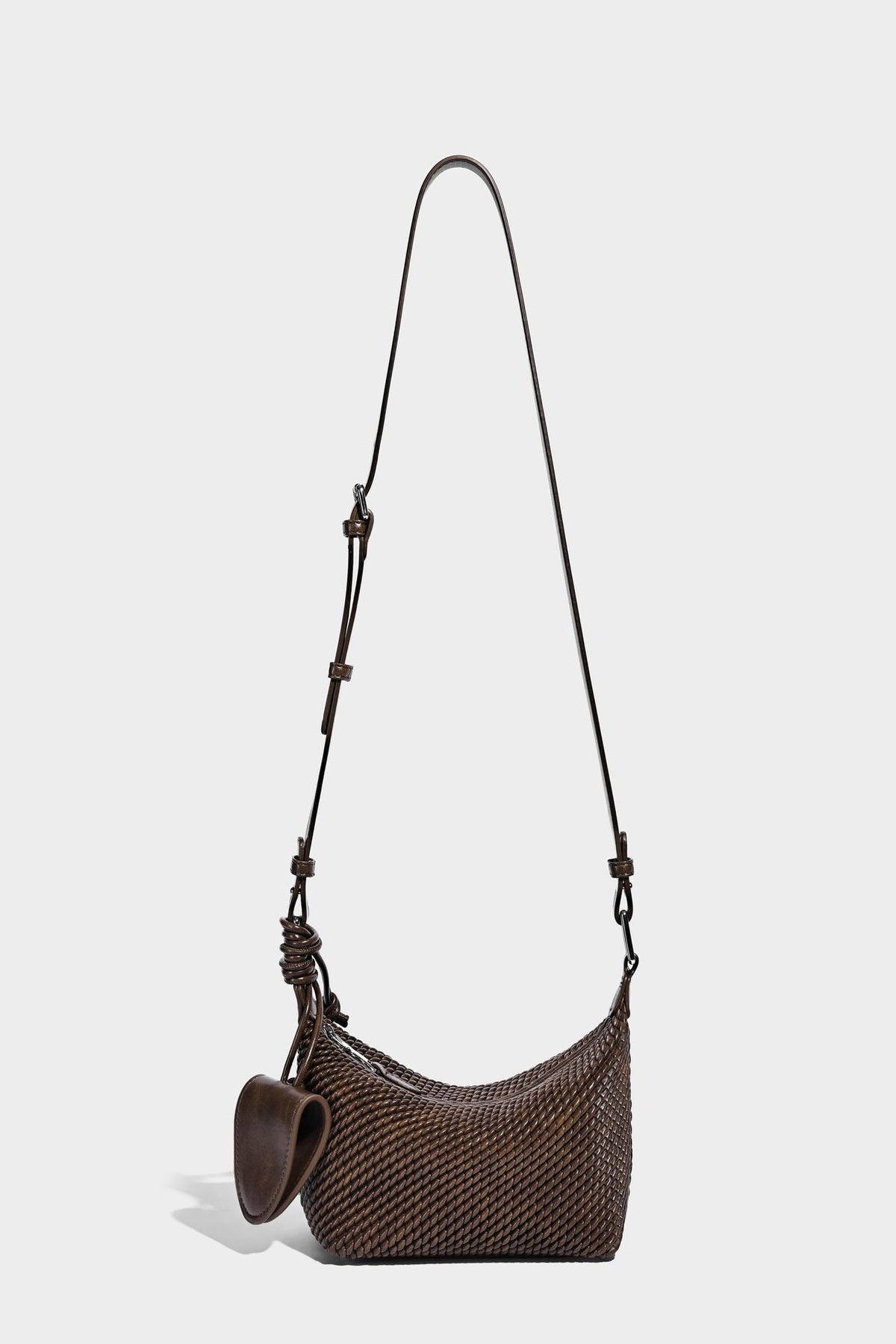 Hobo-Schultertasche in Halbmondform mit Webstruktur, geknotetem Tragegriff, befestigter kleiner Tasche mit Überschlag und verstellbarem Riemen in warmem
