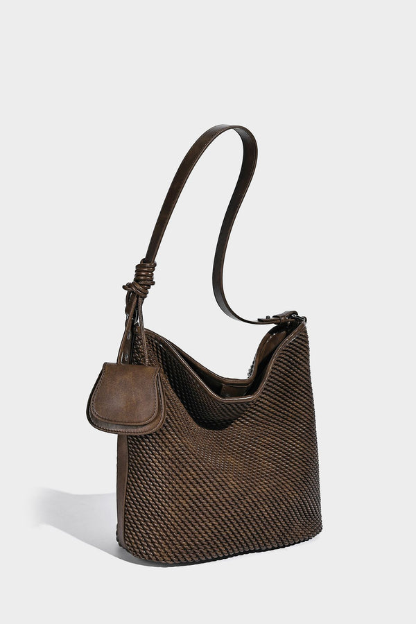 Große, lässig fallende Hobo-Schultertasche in brauner Webstruktur mit kleiner Tasche mit Überschlag und schmalem geknotetem Riemen, Detailansicht 30