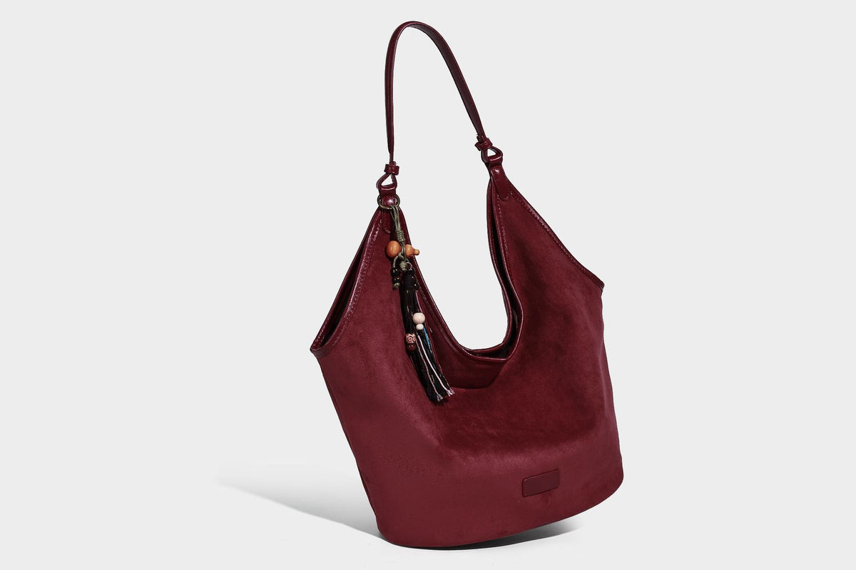Lässig fallende matte Hobo-Schultertasche in Wildlederoptik mit offenem oberen Rand und optionalem Quasten- und Perlenanhänger, Detailansicht 27