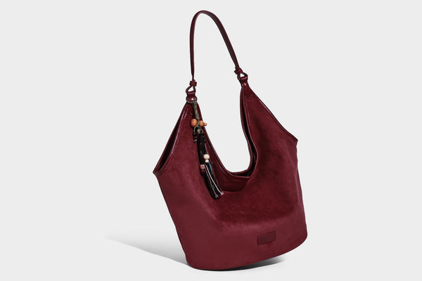 Lässig fallende matte Hobo-Schultertasche in Wildlederoptik mit offenem oberen Rand und optionalem Quasten- und Perlenanhänger, Detailansicht 27