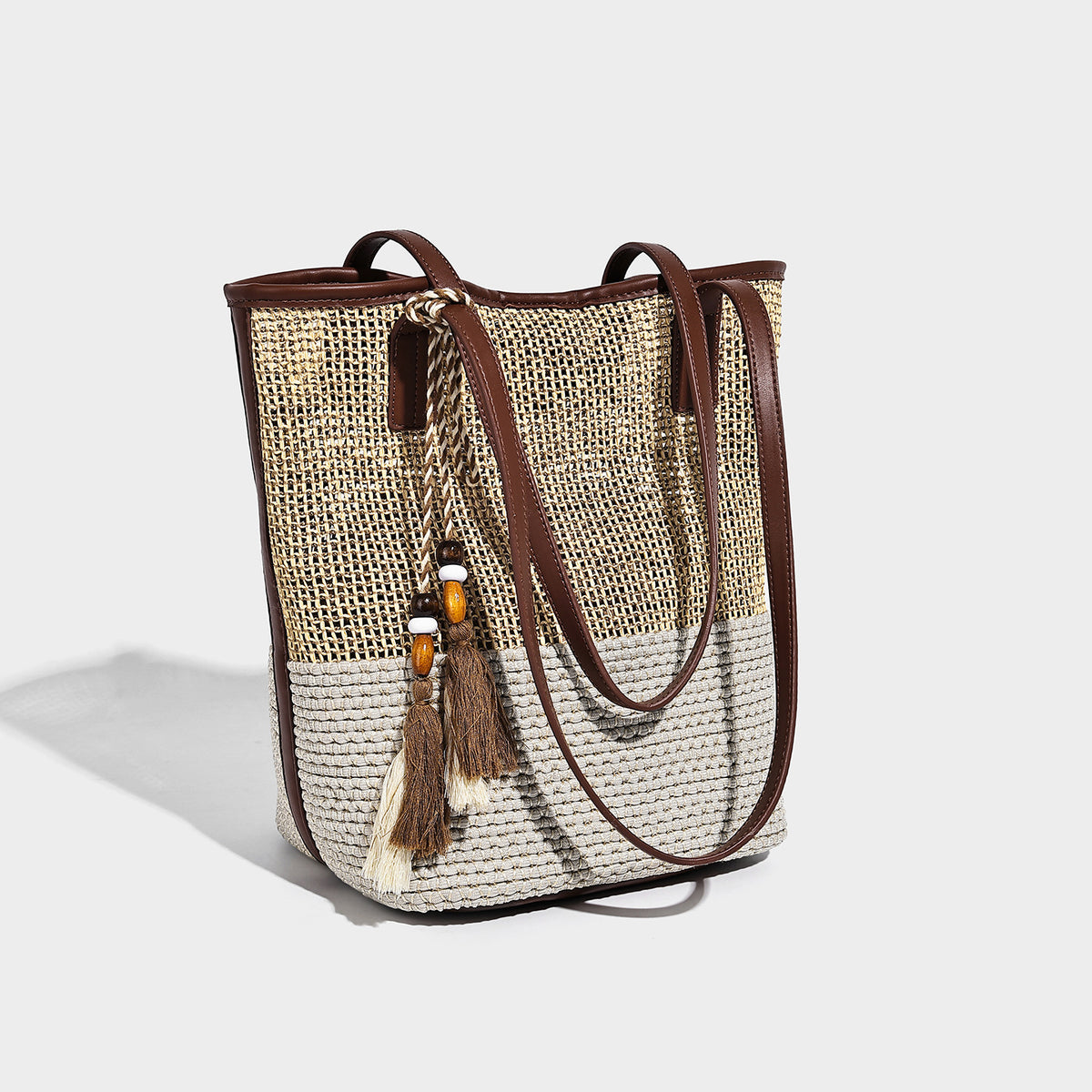 Zweifarbige gewebte Tote-Bag in Hellbraun und Creme mit Schulterriemen in brauner Lederoptik und Quastenanhänger mit Perlen, Detailansicht 3